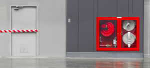 La necesidad de tener una puerta contra incendios.