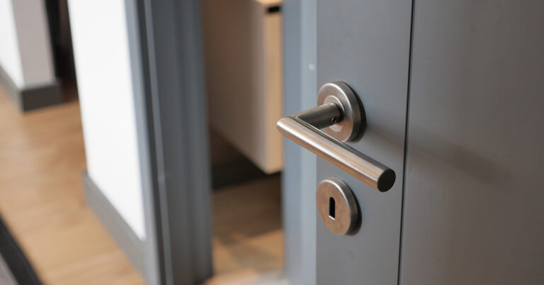 Conoce cuáles son los las técnicas sobre cómo instalar una puerta de seguridad