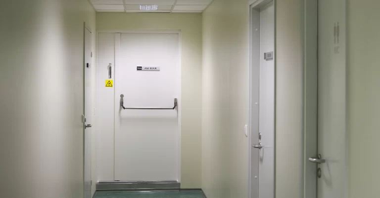 Cuáles son las partes de una puerta