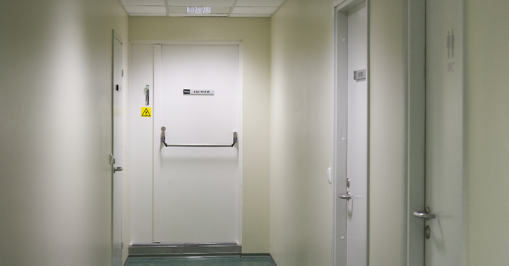 Conoce cuáles son las partes de una puerta de emergencia