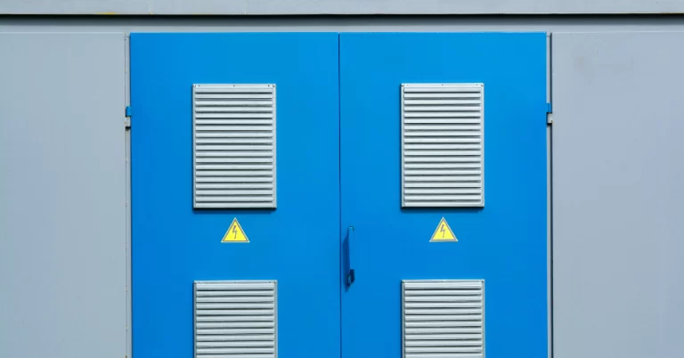 Puerta contra incendios ventilada, de color azul